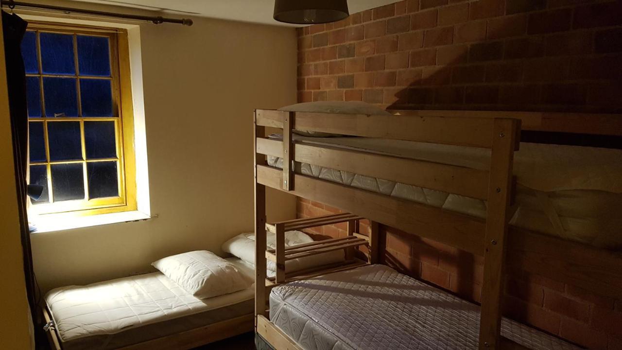 'Yellow Wood Micro Hostel-Eco Urban Bothy Style Very Basic But Cosy Redecorating But Cheap & Friendly Quiet Time Lockout 11Pm-7Am Bring Towel Or Hire 布雷肯 外观 照片