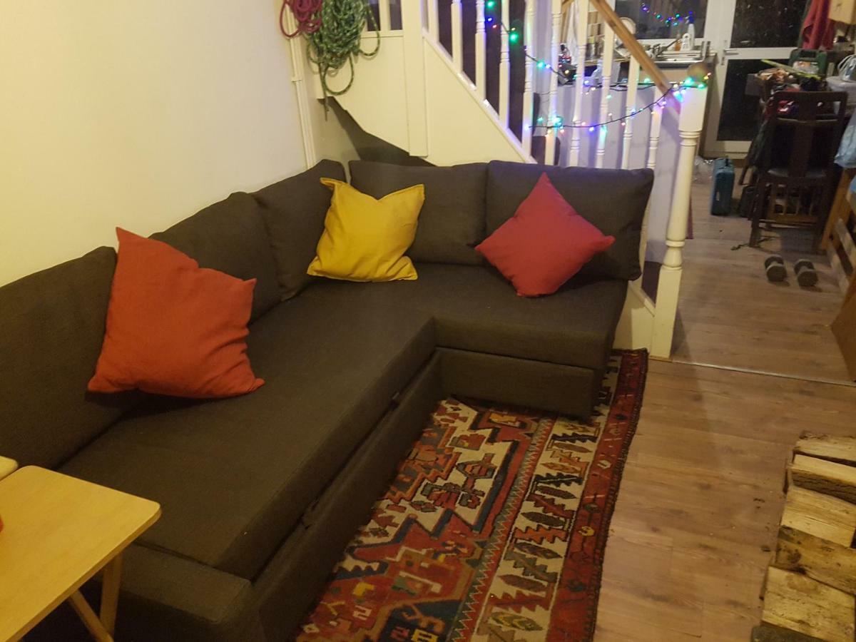 'Yellow Wood Micro Hostel-Eco Urban Bothy Style Very Basic But Cosy Redecorating But Cheap & Friendly Quiet Time Lockout 11Pm-7Am Bring Towel Or Hire 布雷肯 外观 照片